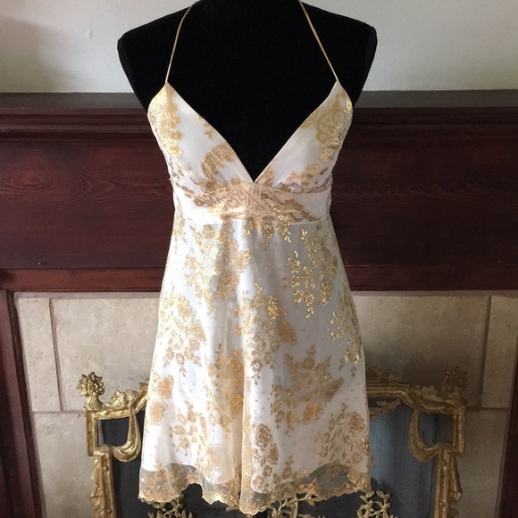 Cache Tops - 🦊 Cache Gold tone cami. Detailed brocade